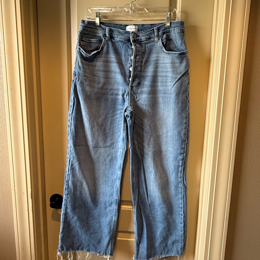 Boyish, wide legged, cropped jeans